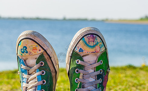 特制油漆鞋顶 现代鞋鞋 背景沙滩的缝合图片