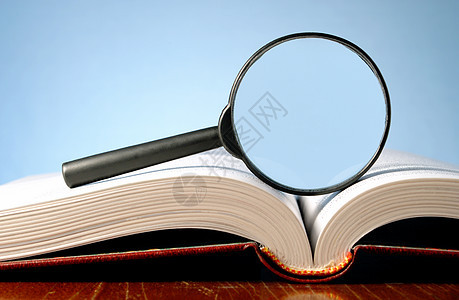 蓝色背景上的放大镜和放大镜大学空白教育文学眼镜知识图书馆学习字典智慧图片