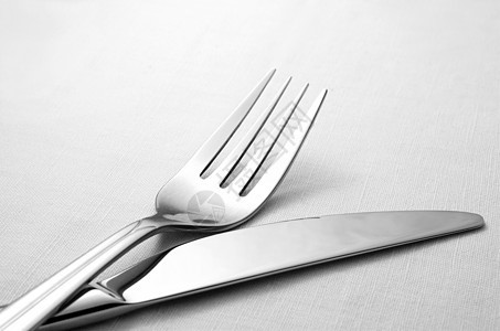 餐桌上餐巾纸上的叉子刀晚餐午餐厨房反射早餐团队银器勺子食物环境图片