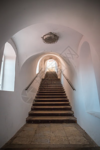 隧道内一条古老的街道楼梯通向上方 有石阶 隧道的墙壁是白色的 有栏杆图片