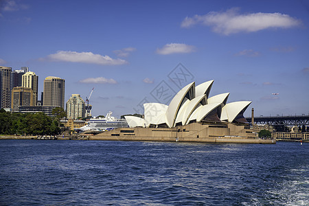 悉尼歌剧院是一座由多种文化组成的表演艺术中心 被确定为20世纪最有特色的建筑之一它是一个名为港口地标天际旅游日落建筑学歌剧天空房背景图片
