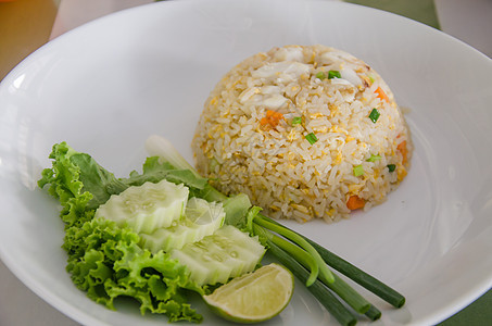 螃蟹炸稻红色黄色烹饪油炸蔬菜食物白色海鲜美食盘子图片