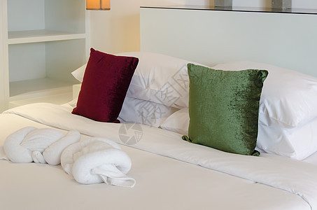 枕头在床上房间寝具奢华卧室家具白色床垫酒店图片