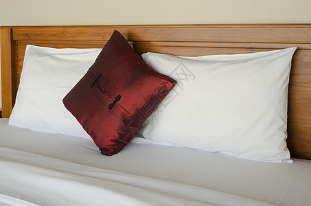 枕头在床上白色酒店奢华风格房间桌子套房房子寝具卧室图片