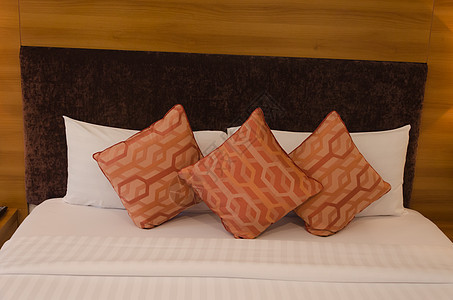 枕头在床上酒店房间房子卧室奢华白色桌子套房风格装饰图片