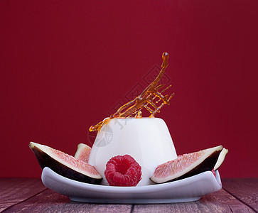 白豆奶制品健康甜甜点 配有无花果 草莓和Dr盘子红色糖果甜点奶制品焦糖装饰品白色模具牛奶图片