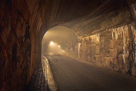 隧道 晚上有阴森森的薄雾和雾图片