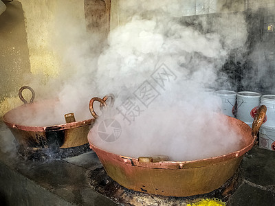 热牛奶木炭上两个铜制锅炉图片