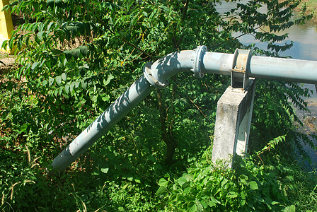 供消费者使用的管道机器水管排水管阀门水泥金属岩石材料钢杆劳动图片