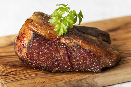 巴伐利亚烤猪肉美食烹饪香菜食物迷迭香雕刻砧板美味羊肉木板图片