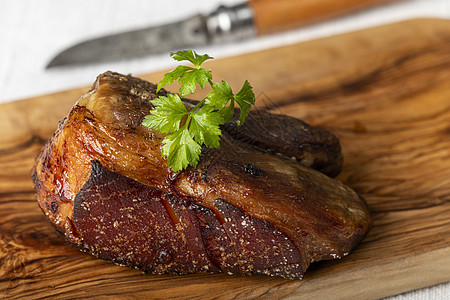 巴伐利亚烤猪肉迷迭香美味雕刻乡村木板烤箱鱼片油炸草药食物图片