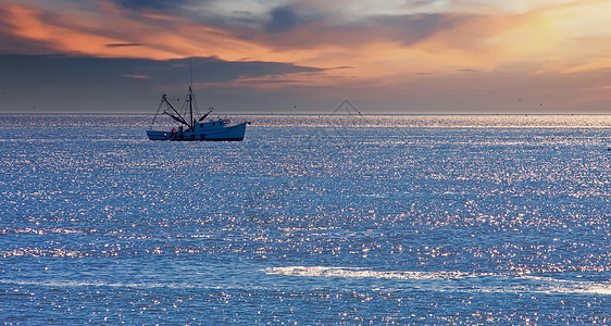 黎明蓝海的虾船图片