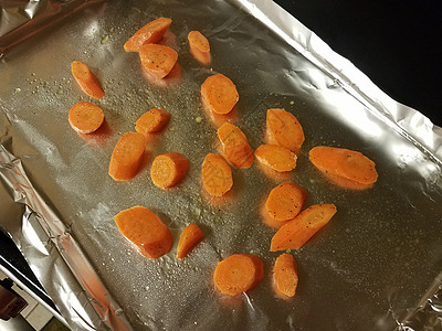 烘烤盘中金属粉末上的橙红胡萝卜切片午餐橙子食物床单托盘小吃蔬菜食材挫败萝卜图片
