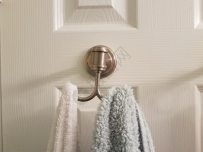 洗手间白色门上的金属毛巾衣架手巾浴室织物持有者卫生间纺织品治具图片