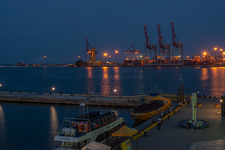 在乌克兰敖德萨海港的夜间灯塔旅行城市货物船运全景地标出口港口舰队图片