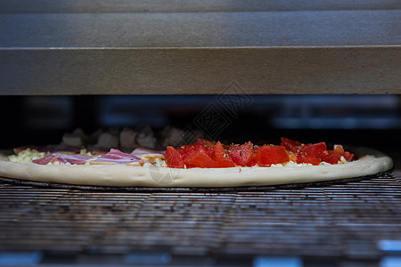 在烤箱里准备比萨饼火炉烘烤面包披萨木头餐饮面包师面团砖炉壁炉图片