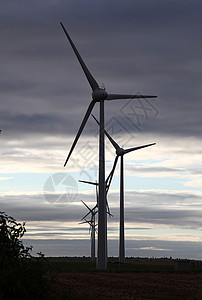 日落时的风力涡轮机光伏植物螺旋桨涡轮天空场地发电机国家活力环境背景图片