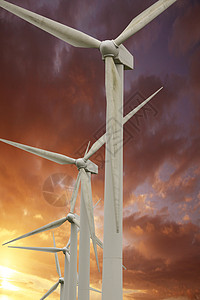 日落时的风力涡轮机涡轮天空螺旋桨活力光伏环境植物发电机生态背景图片