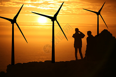 日落时的风力涡轮机发电机天空生态光伏螺旋桨活力植物涡轮环境背景图片