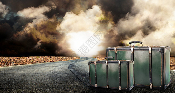 充满云彩和手提箱的奇特沙漠道路假期交通驾驶小路概念场景街道视野日落冒险图片
