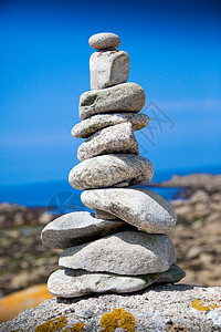 海滩上堆叠的石头平衡治疗冥想温泉健康概念岩石图片