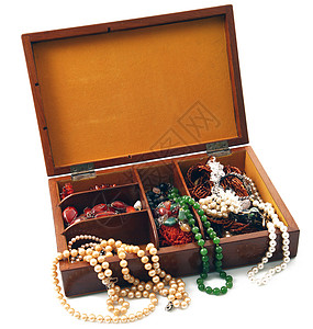 白色背景的珠宝种类繁多盒子金子珊瑚奢华玛瑙宝石吊坠木头古董手镯图片