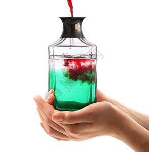 酒红色白色背景中带有红色和绿色的瓶装液体手持背景