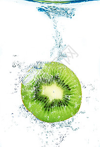 新鲜的kiwi 坠落在水中食物水果液体饮食溪流气泡生物飞溅奇异果运动图片