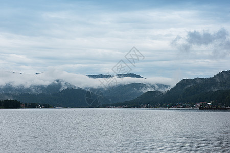 阿尔泰山区福吉特莱斯科耶湖保健岩石海浪反射松树绿树环境天空公园全景图片