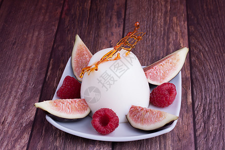 白豆奶制品健康甜甜点 配有无花果 草莓和Dr红色早餐覆盆子白色装饰品糖果奶制品牛奶盘子水果图片