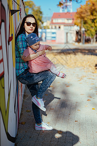 母亲和小女儿走着 玩着游乐游戏操场乐趣童年女孩祖母孩子成人吸引力金发女郎玩具图片