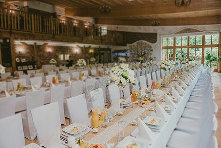 婚礼上装饰得美美的婚桌和其他细节婚姻餐厅花束环境庆典白色奢华接待玻璃宴会图片