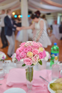 新娘手中的花束婚礼庆典订婚仪式绿色女士玫瑰裙子浪漫白色图片