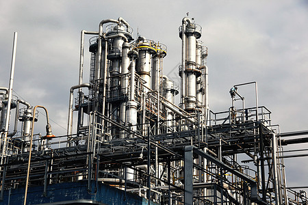 炼油厂对炼油厂的视图汽油工业活力工厂筒仓概念燃料烟囱化学品精制图片