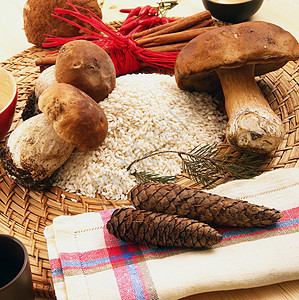 以蘑菇煮饭的成份桌子美食厨房营养产品木头礼拜堂胡椒食物图片
