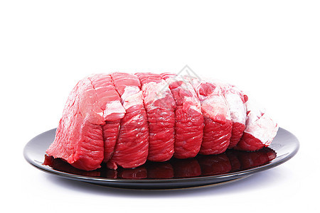 白底烧烤的生牛肉肉牛肉屠夫肋骨美食牛扒概念鱼片白色红色背景图片