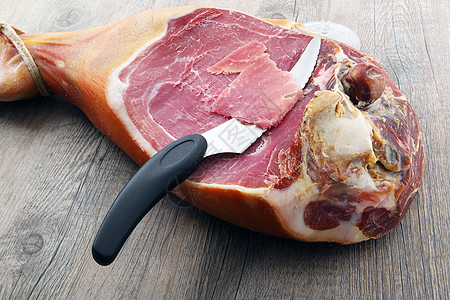 猪肉分割木质木料中生火腿的大腿白色早餐香肠桌子猪肉木头食品食物背景