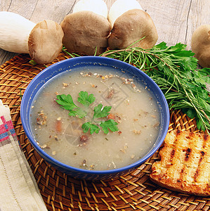 具有生物成分的传统蘑菇汤桌子午餐白色食品美食家盘子食谱食物蔬菜饮食图片