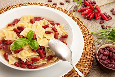 意大利面和红豆汤面条食谱厨房红色美食饮食午餐烹饪特产盘子图片