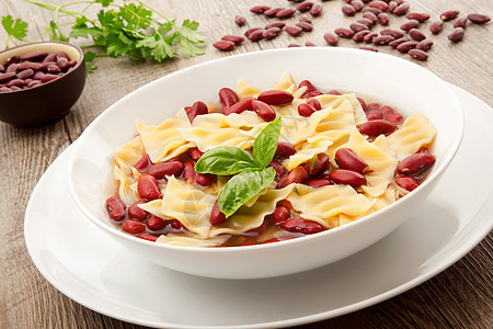 意大利面和红豆汤豆子美食烹饪午餐食谱面条特产盘子红色图片