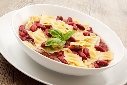 意大利面和红豆汤豆子面条红色美食午餐特产盘子食谱烹饪图片