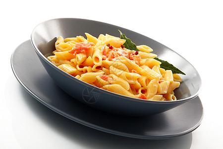 意大利意大利意面和鲑鱼烹饪面条厨房饮食食谱特产美食午餐盘子图片