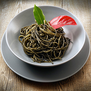 有乌贼墨汁的意大利面条盘子厨房午餐食谱特产美食烹饪饮食黑色图片