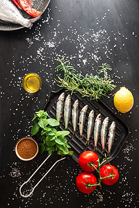 烤鱼的准备平底锅黑色美食厨房石板黑板炙烤盘子甲壳类乌贼图片