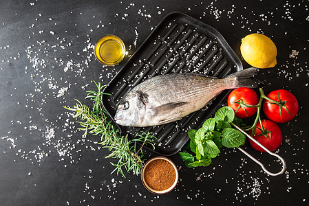 烤鱼的准备食物烹饪平底锅菜单黑板炙烤美食厨房鲷鱼盘子图片