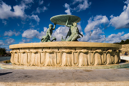 著名的崔顿喷泉 三支青铜色的崔顿图片