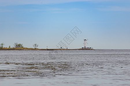 波兰波罗的海港口Swinoujscie的旧灯塔 该灯塔被设计为传统风车 全景图象地标支撑反射正方形天空蓝色抛光科学技术海滩建筑学图片