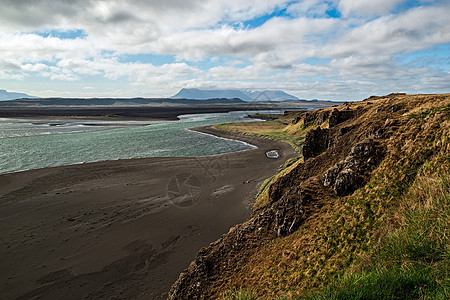 冰岛Hvitserkur附近的山丘和黑沙滩图片