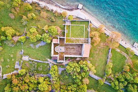 奥米沙勒吉附近岛废墟海洋生物海岸线村庄石头建筑地标游客全景海滩大教堂图片