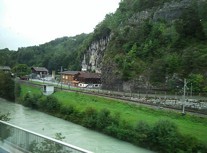 路边湖边社区在公路旅行中绿色天空蓝色城市运输建筑森林旅游建筑学树木图片